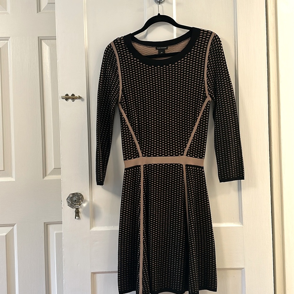 Club Monaco Knit dress in black and tan. Size small